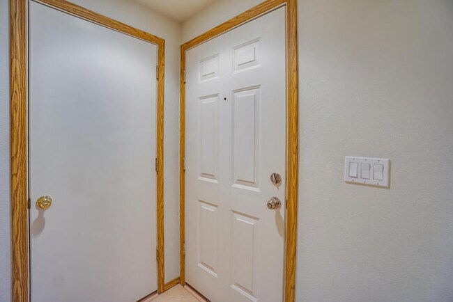 Building Photo - CUTE AND COZY THREE BEDROOM AND TWO BATHRO...