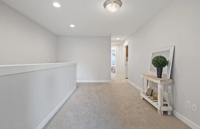 Foto del edificio - Modern Townhome in Gated Salmon Creek Community