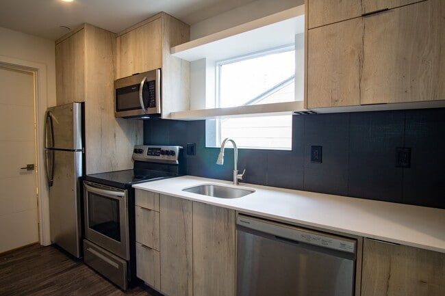 Building Photo - Contemporary 1-Bed Flat w/ DW, W/D & 2 WEE...