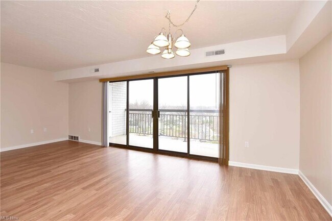 Foto del edificio - 12550 Lake Ave