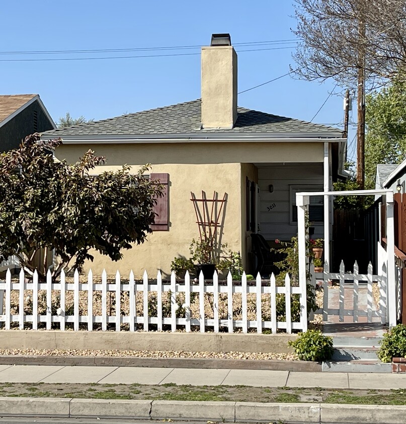 Primary Photo - 3011 W Chandler Blvd