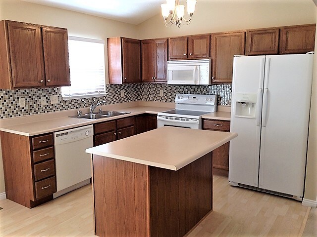 Building Photo - 689 Ackerly Dr