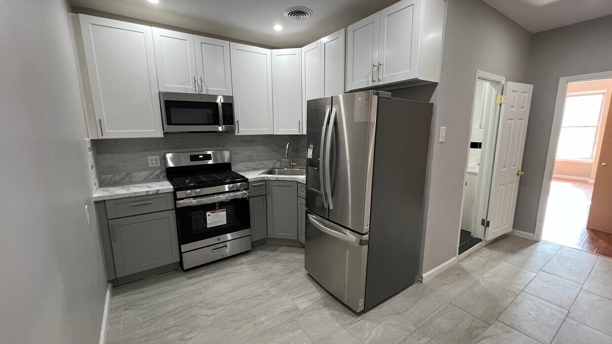 2.5 bedrooms - 276 Troy Ave