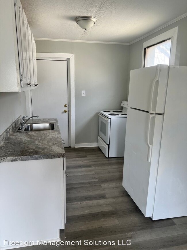 Building Photo - 2 br, 1 bath House - 309 E. Calhoun St.