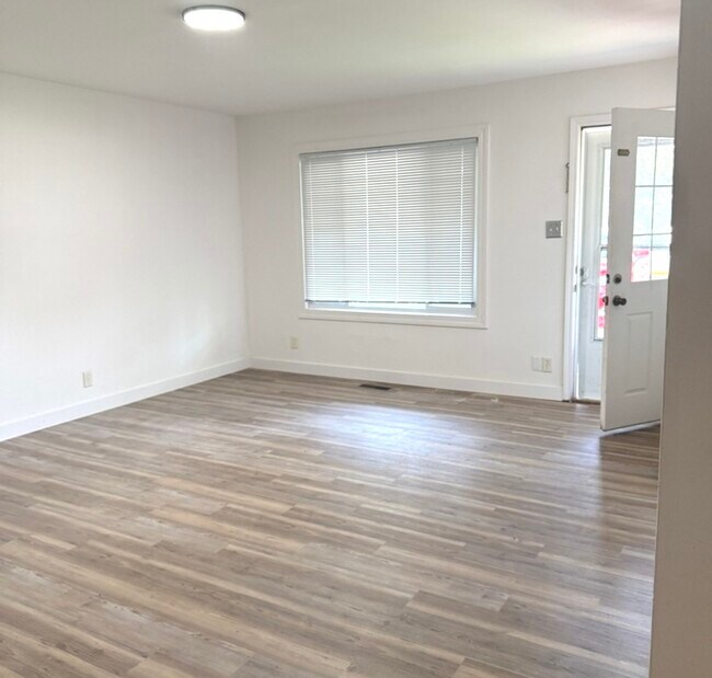 Foto del edificio - 533 Redwood Rd