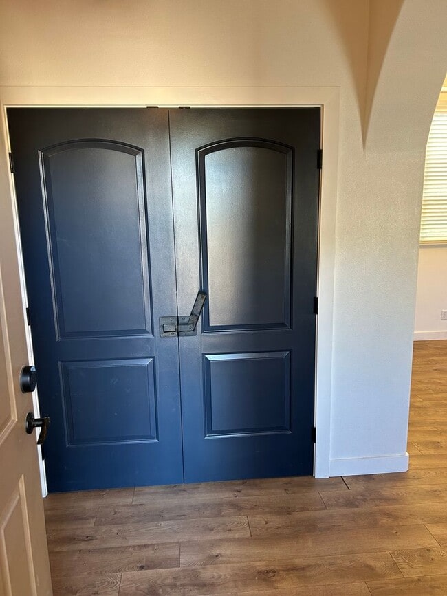 Building Photo - 2 Bedroom Condo with 1 Car Garage
