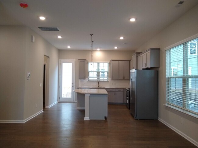 Foto del edificio - 2 bedroom town home next to Light Rail off...