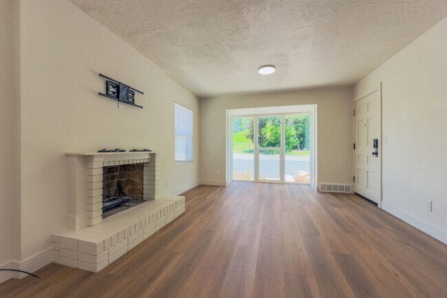 Foto del edificio - Modern 4-Bed, 2-Bath Home with Central Air...