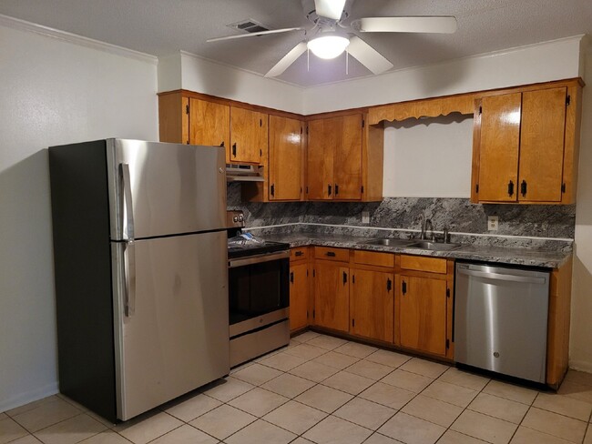 Foto del edificio - 2 bed / 1 bath apartment
