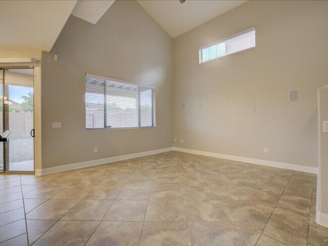 Building Photo - 4 Bedroom 3 Bathroom