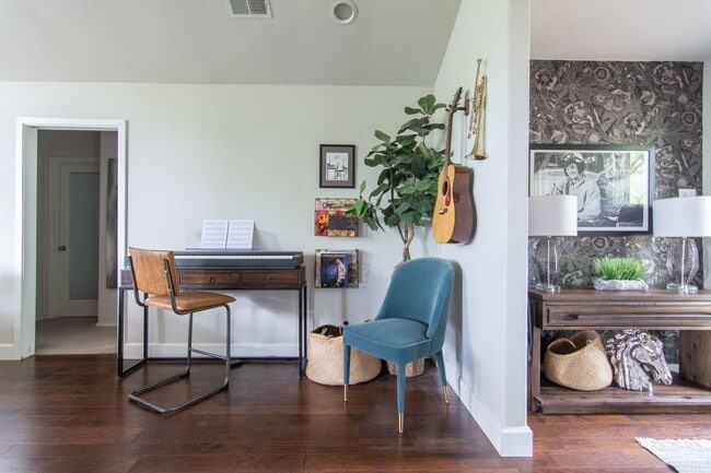 Building Photo - Hidden Beautiful 3 Bed, 2.5 Bath in Desira...