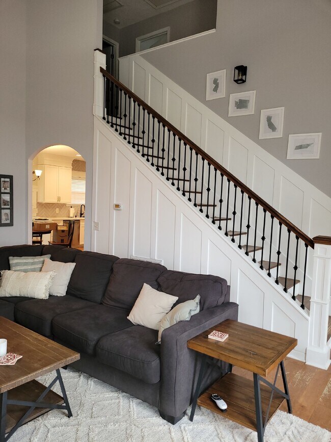 Building Photo - Fully Furnished 3 bedroom, 2.5 bath home i...
