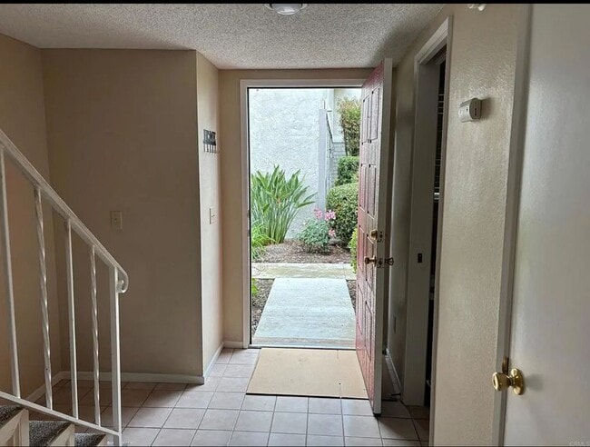Building Photo - 2112 E Vista Way