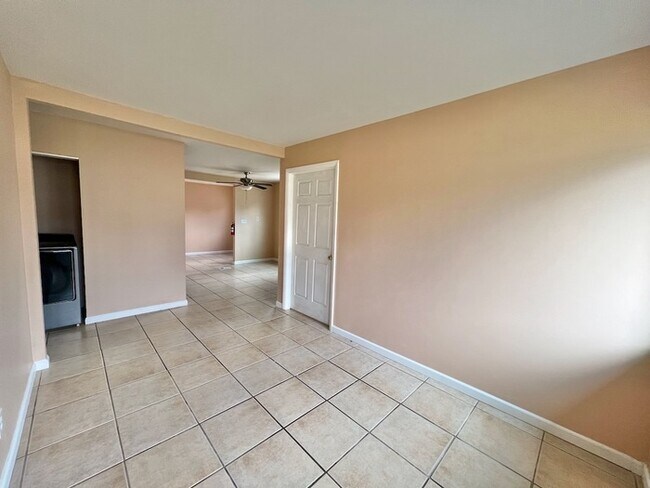 Foto del edificio - Move in special, free application! Cute Ho...