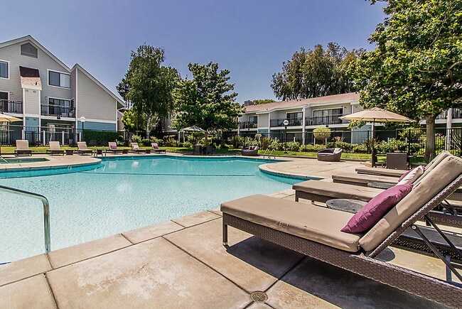 Building Photo - Brookside Oaks
