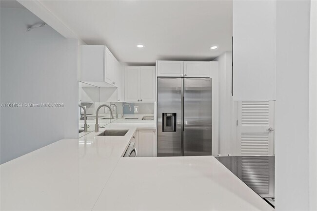 Foto del edificio - 555 NE 34th St