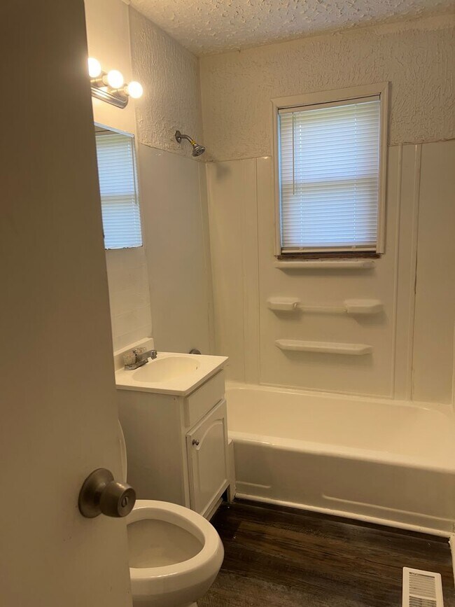 Foto del edificio - 3709-3711 Kinnear Ave