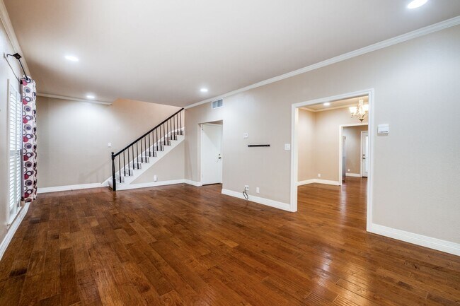 Building Photo - 3-BEDROOM TOWNHOME IN DIJON NORTH, ALAMO HEIGHTS