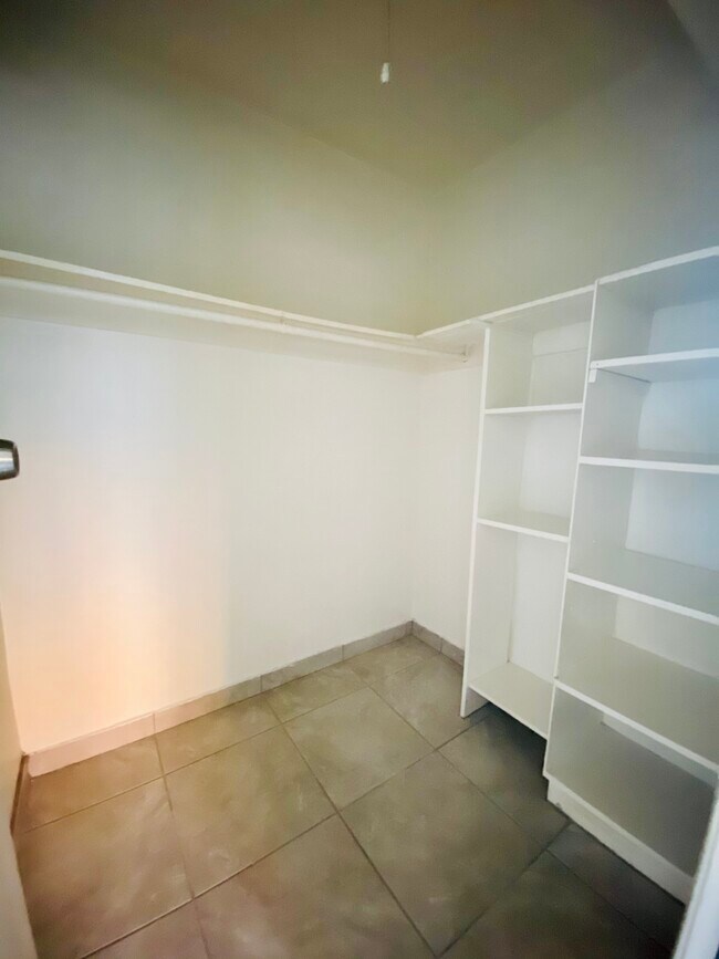 Foto del edificio - 4305 S Centinela Ave
