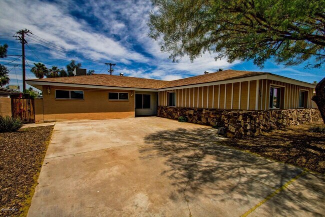 Foto del edificio - 1030 E Manhatton Dr