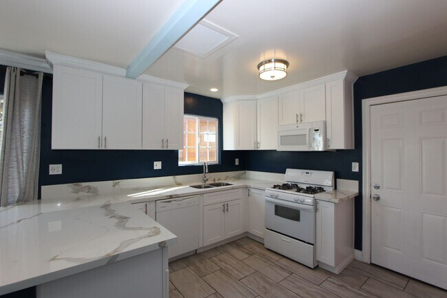 Foto del edificio - Beautiful 2 bedroom 1.5 bathroom available for rent now