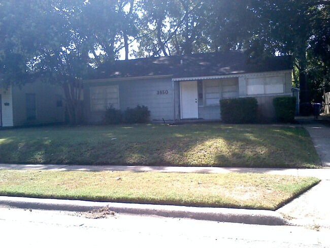 Building Photo - 3850 Victory Dr