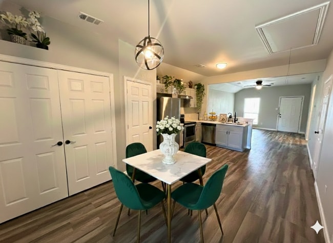 Foto del edificio - Move-In Ready Modern Updated- 3 Berm / 2 Bath Home Just Minutes from Downtown