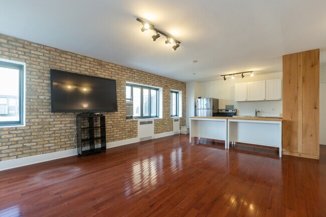 Foto del edificio - 5048 N Marine Dr