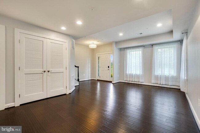 Foto del edificio - 7730 Duncannon Ln