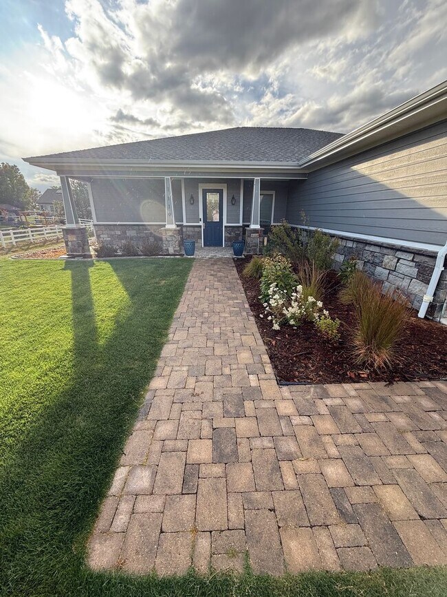 Building Photo - Welcome to your new home in the heart of S...