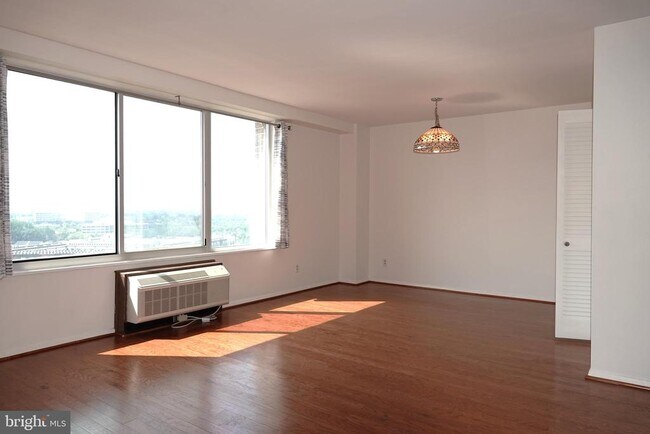 Foto del edificio - 9701 Fields Rd