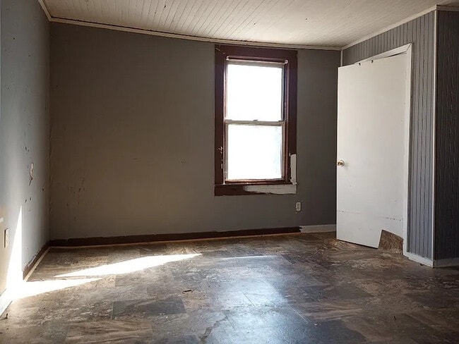 Building Photo - 3 Bedroom 1 Bathroom