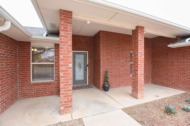 Foto del edificio - Gorgeous 5 Bed 2 Bath - Pool & Fenced in B...