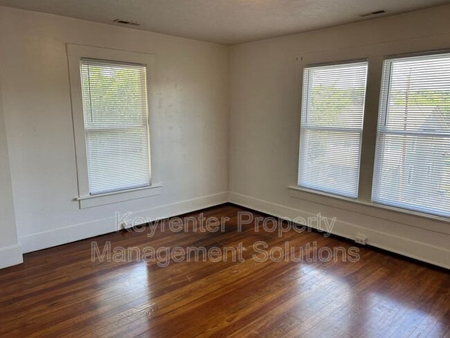Foto del edificio - 204 W Peabody St