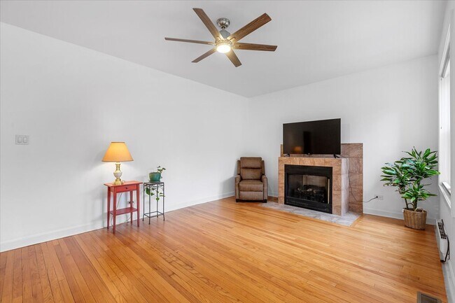 Foto del edificio - 6445 N Greenview Ave