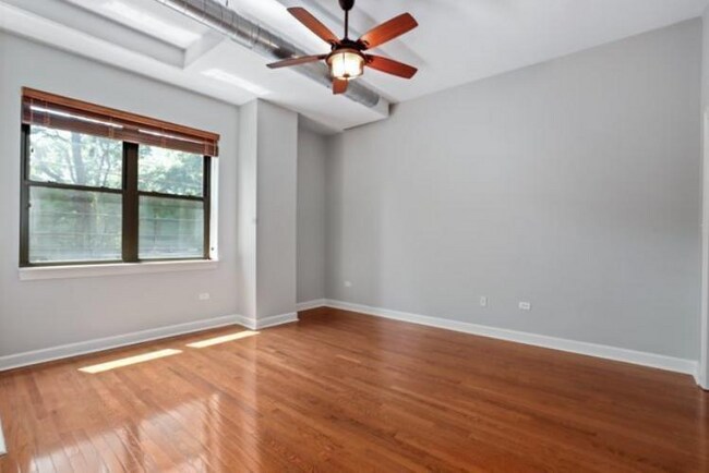 Foto del edificio - 3125 W Fullerton Ave