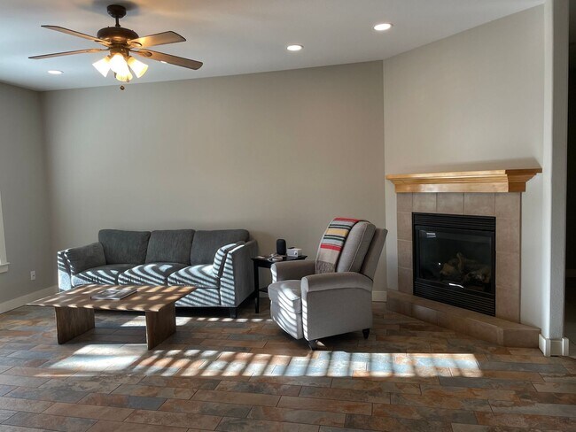 Building Photo - NW Bend Home - Great Location!