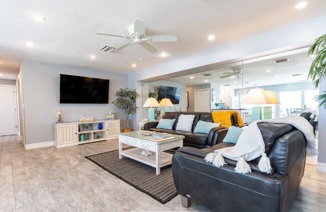 Foto del edificio - 5830 Midnight Pass Rd