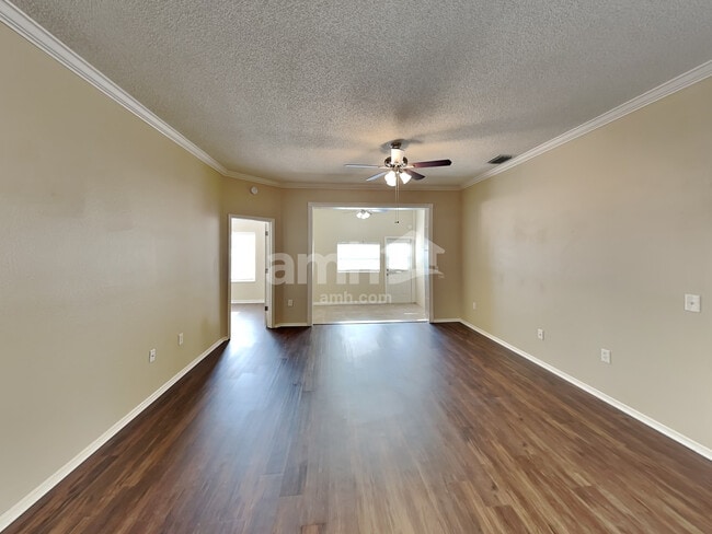 Foto del edificio - 823 Springwood Cir
