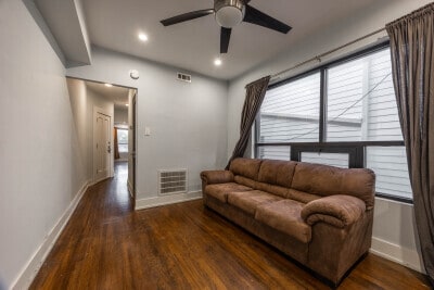 Foto del edificio - 3718 W Belmont Ave