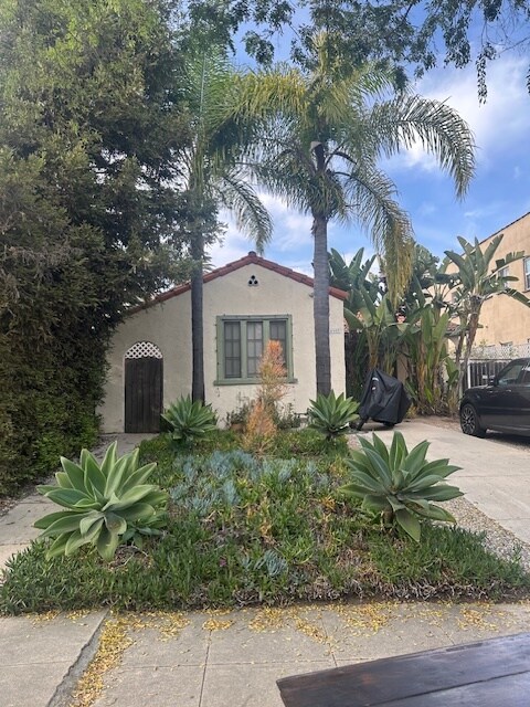 Frente de Casita con entrada privada con enchufe para vehículo eléctrico - 6107 Saturn St