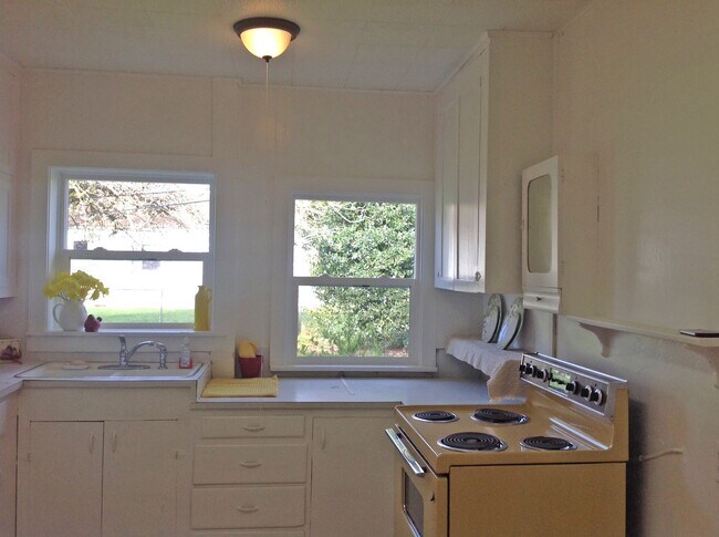 Foto del edificio - Charming Home for Lease in Town!