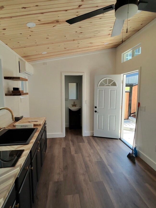 Photo - 400 Sixth St House