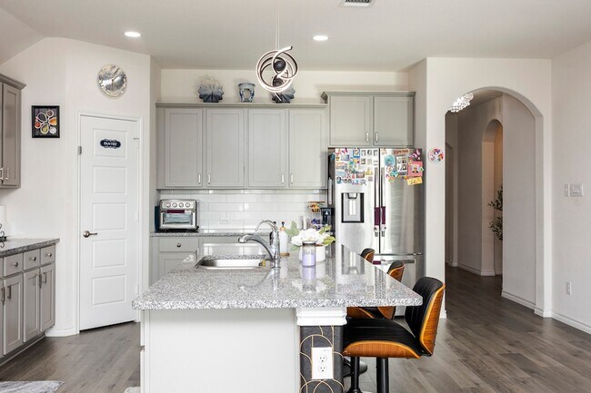 Foto del edificio - 3229 Trails End Rd