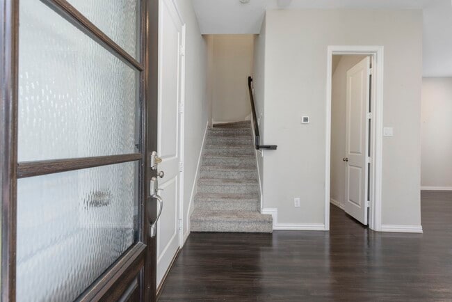 Building Photo - 5021 Lehman Oaks Dr