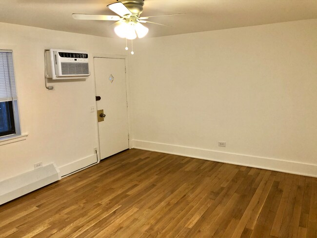 Building Photo - 4616 N Wolcott Ave