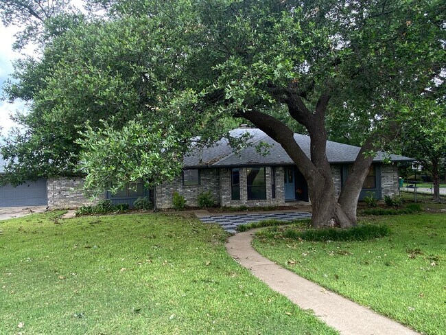 Foto del edificio - 3 BEDROOM, 3 BATHROOM, 2 LIVING AREAS, 2 D...