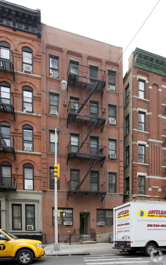 Primary Photo - 302 E 83rd St