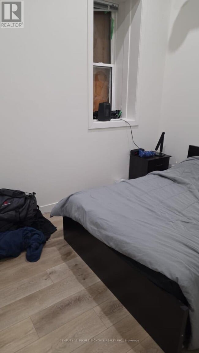 Building Photo - 692 Dundas St