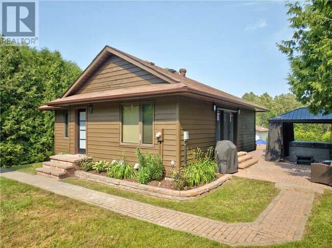 Building Photo - 3906 Edward Dr